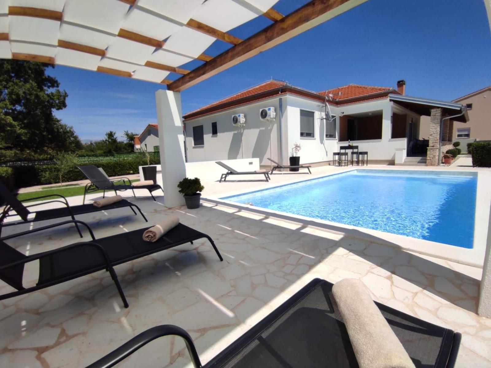 Holidayhouse Alirio With Heated Pool. Vrsi Exterior foto
